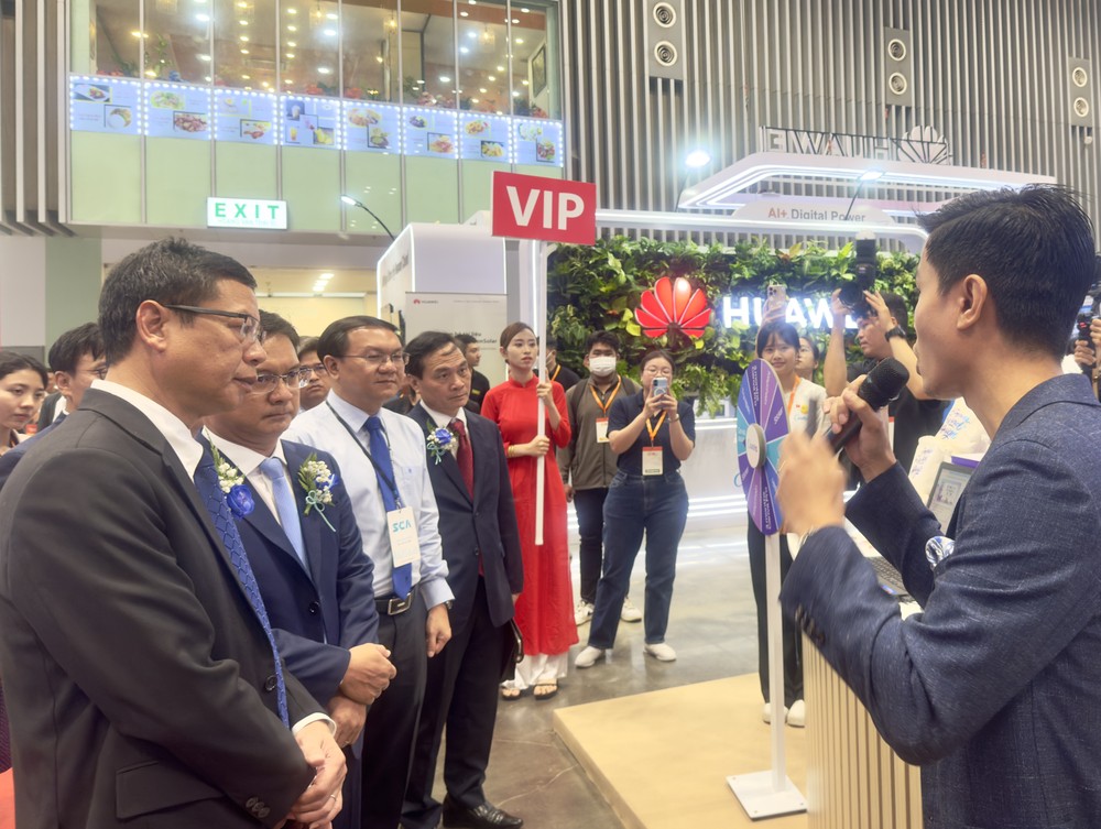 诸位领导与嘉宾参观展位。