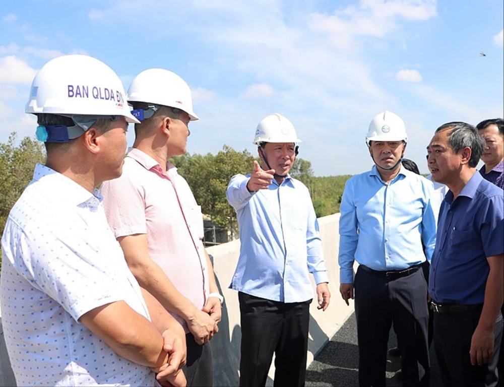 同奈市人委会主席阮文幼检查边和—头顿高速公路第一成分项目施工情况。