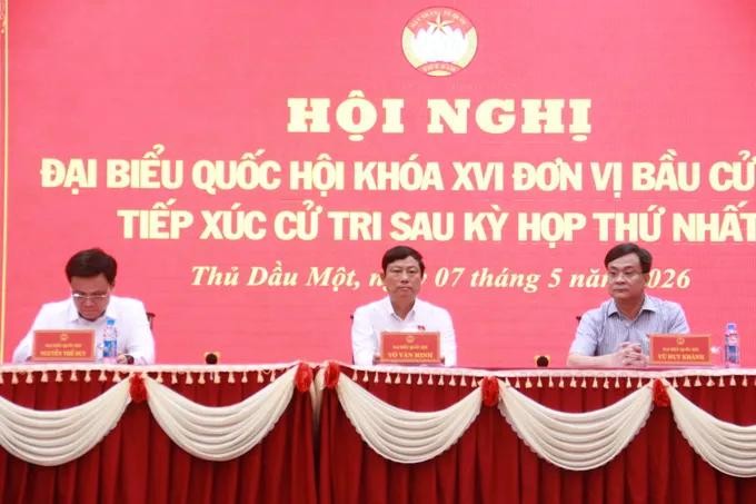 胡志明市国会代表与选民接触。