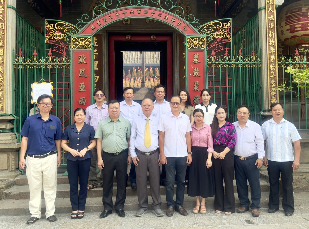 市民族与宗教厅代表团与穗城会馆理事长卢耀南合照。