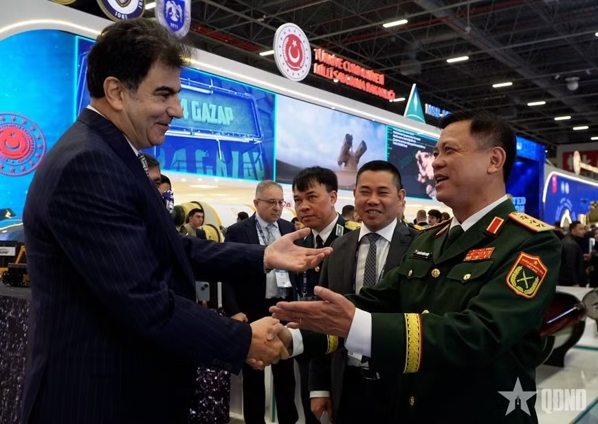 国防部副部长阮长胜上将与土耳其国防部副部长穆萨·海伊贝特亲切交谈。