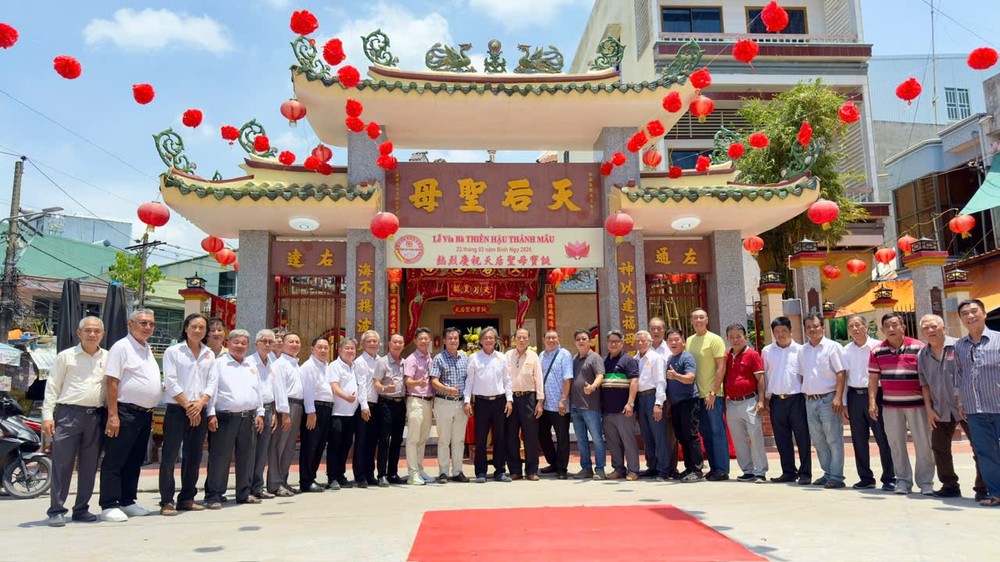 永隆省丐容市七府庙理事会与诸位嘉宾和善信合照留念。