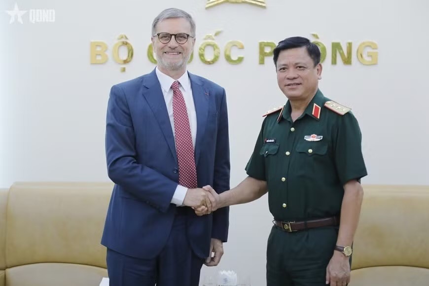 国防部副部长阮长胜上将和法兰西共和国驻越南特命全权大使奥利维耶·布罗谢。