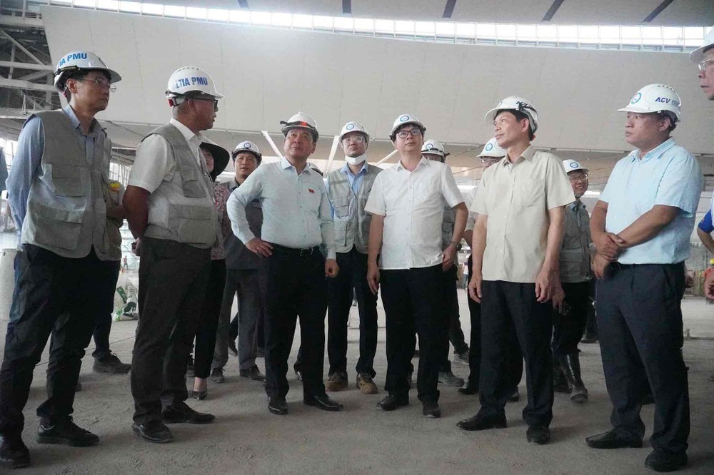 国会副主席阮鸿延与工作代表团视察隆城机场旅客航站楼。