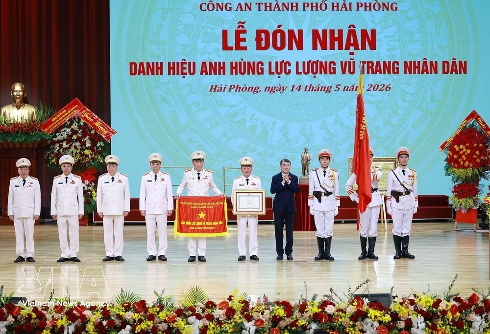 黎明兴总理出席海防市公安局“人民武装力量英雄”称号颁授仪式。