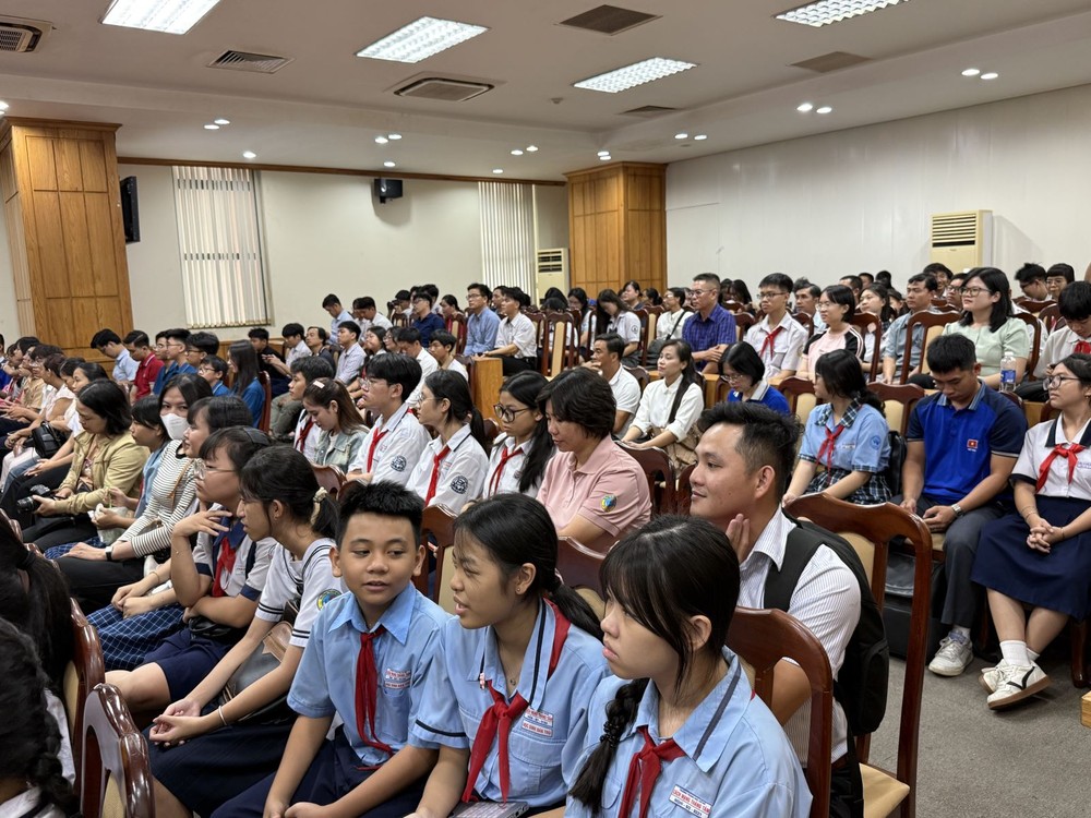 胡志明市初中生参加升学咨询活动。