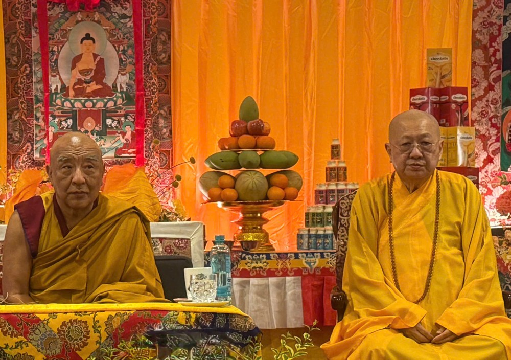 南嘉寺原住持圣索仁波切大师（左）和草堂禅寺住持释了明法师。