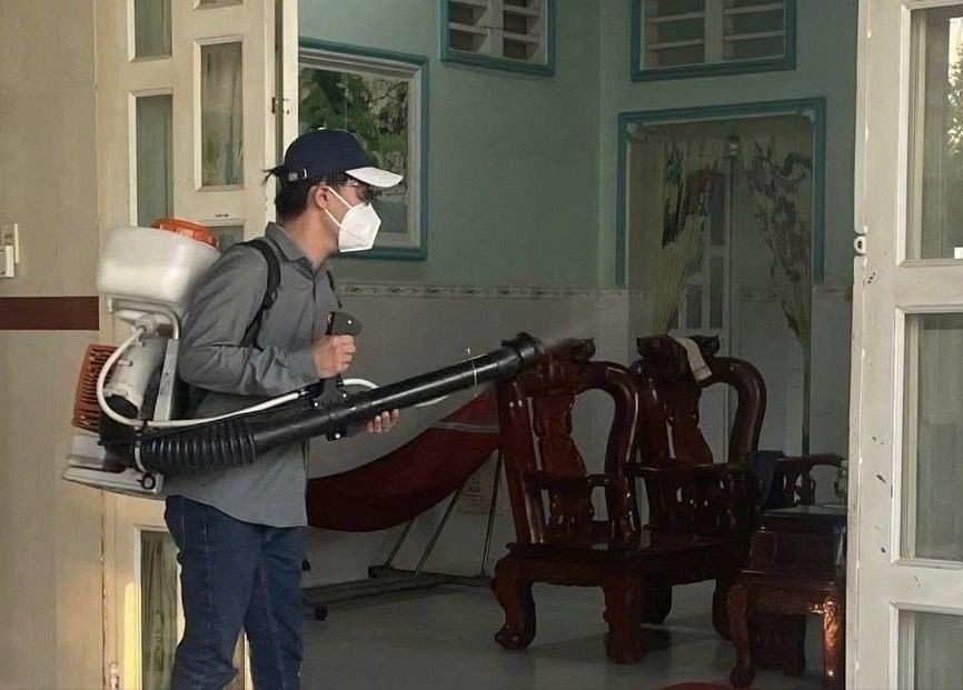在福和乡同征村喷洒灭蚊药剂，以处理疫点。