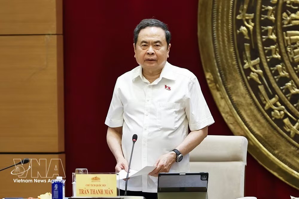 越南国会主席陈青敏在国会大厦与国会科技与环境委员会常务处举行工作会议。
