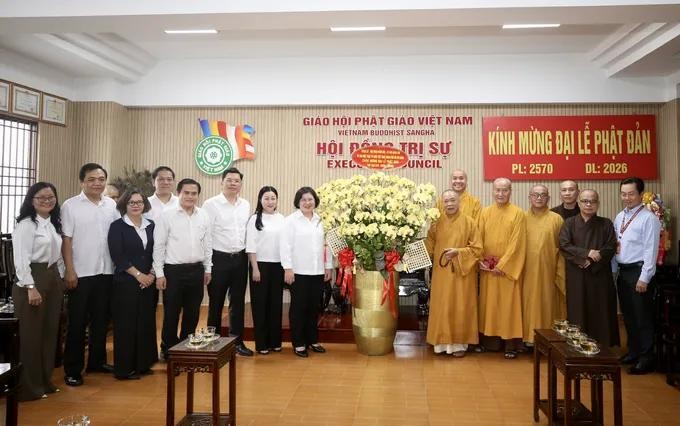市委副书记文氏白雪向越南佛教教会中央第二办事处赠花祝贺。