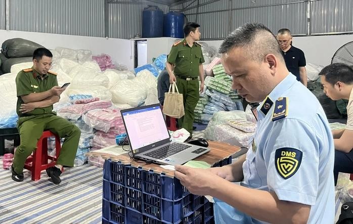 职能力量发现假货生产窝点。职能力量供图。