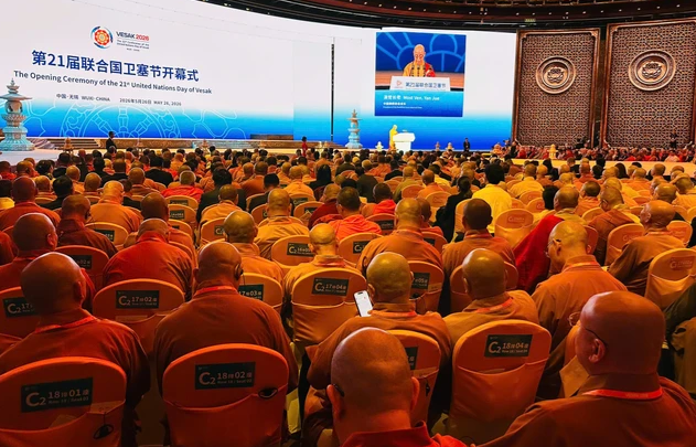 联合国卫塞节国际组织委员会（ICDV）主席梵智和尚、教授、博士，就卫塞节主题发表讲话。图源：《觉悟报》。