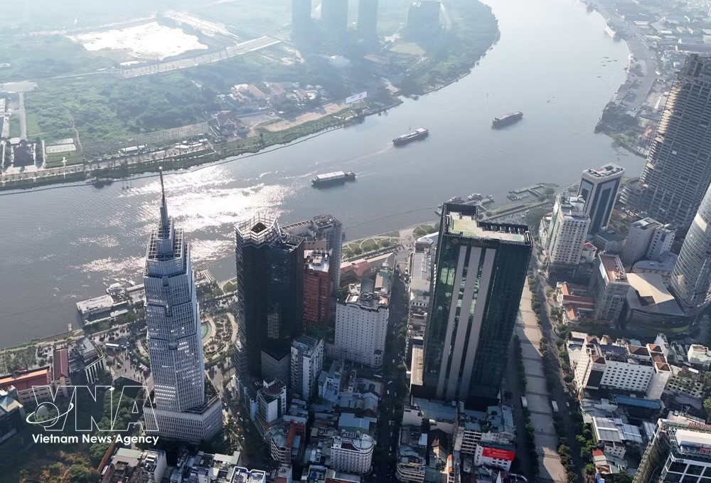 西贡河畔胡志明市中心区域的金融大厦。