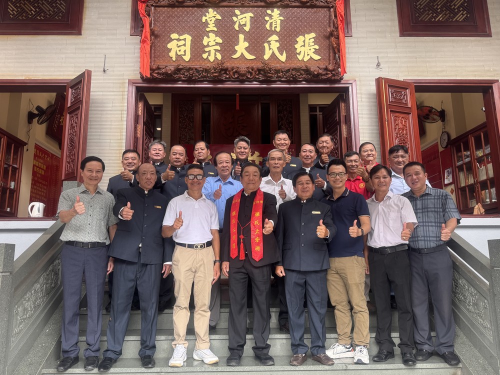 张氏宗祠理事会成员与宗亲、嘉宾合影。
