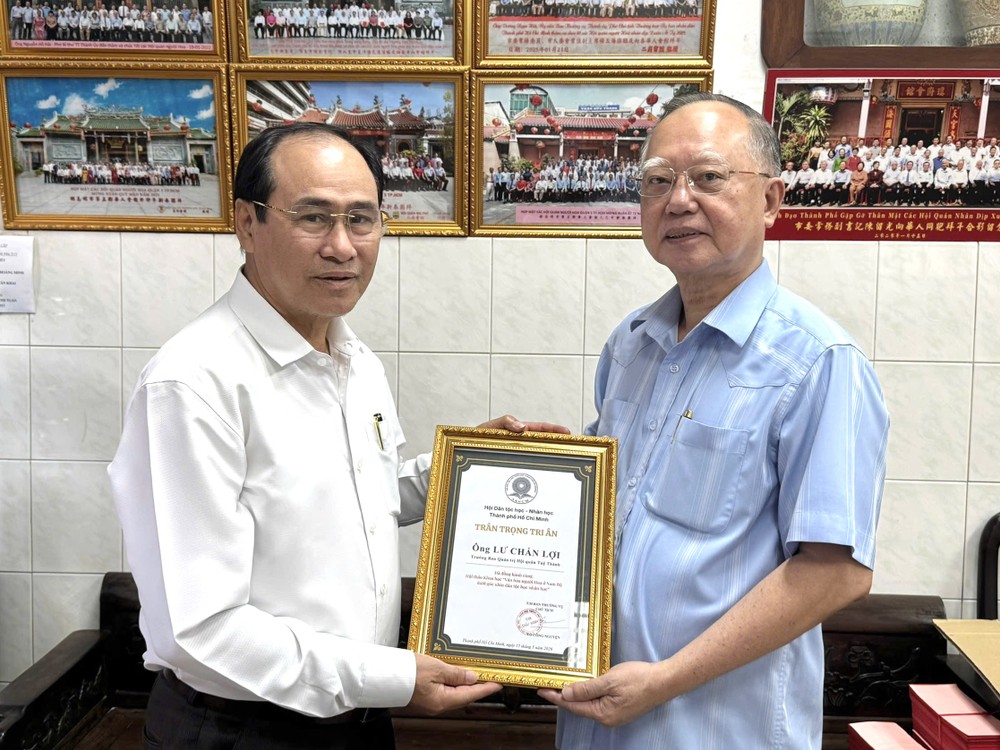 胡志明市民族学—人类学会向穗城会馆理事长卢耀南颁发感谢函，感谢其支持南部华人文化研究与学术活动。