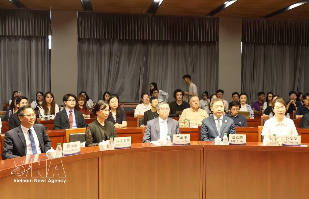 越南驻中国大使范青平（中）出席在北京外国语大学（BFSU）举行的“越中文化、旅游与教育交流及青年作用”专题交流活动。