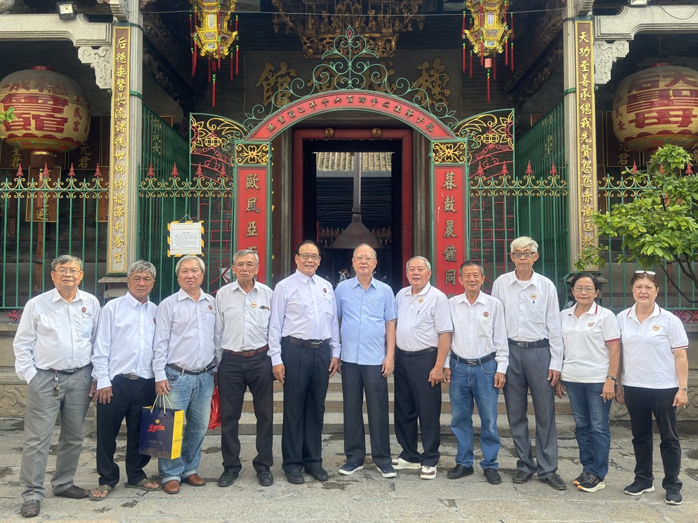 古芝关帝庙代表团与穗城会馆理事会代表合照。