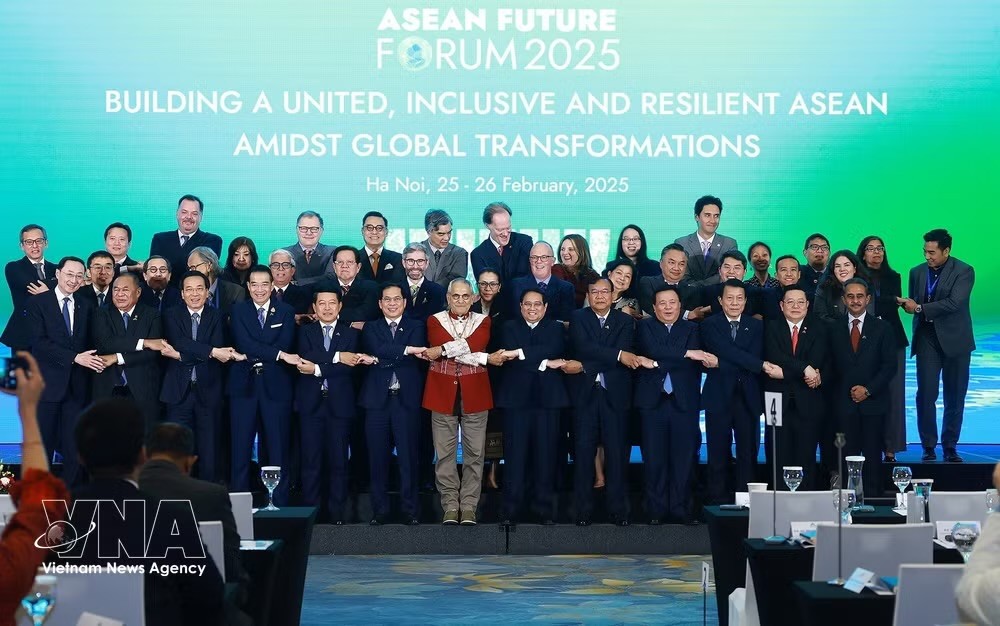 原政府总理范明政与出席2025年东盟未来论坛的各代表团团长。