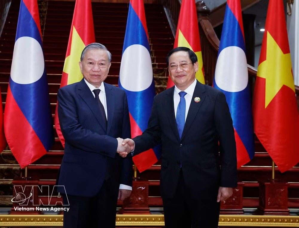 2025年12月1日下午，越南党中央总书记、国家主席苏林在老挝首都万象与老挝总理宋赛·西潘敦会晤。
