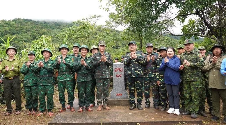 广治省和老挝甘蒙省工作代表团在527号界碑开展检查工作。图自《政府报》。