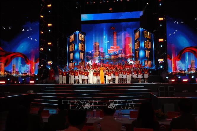 身着国旗服饰的少年儿童表演集体节目，展现浓厚民族自豪感。