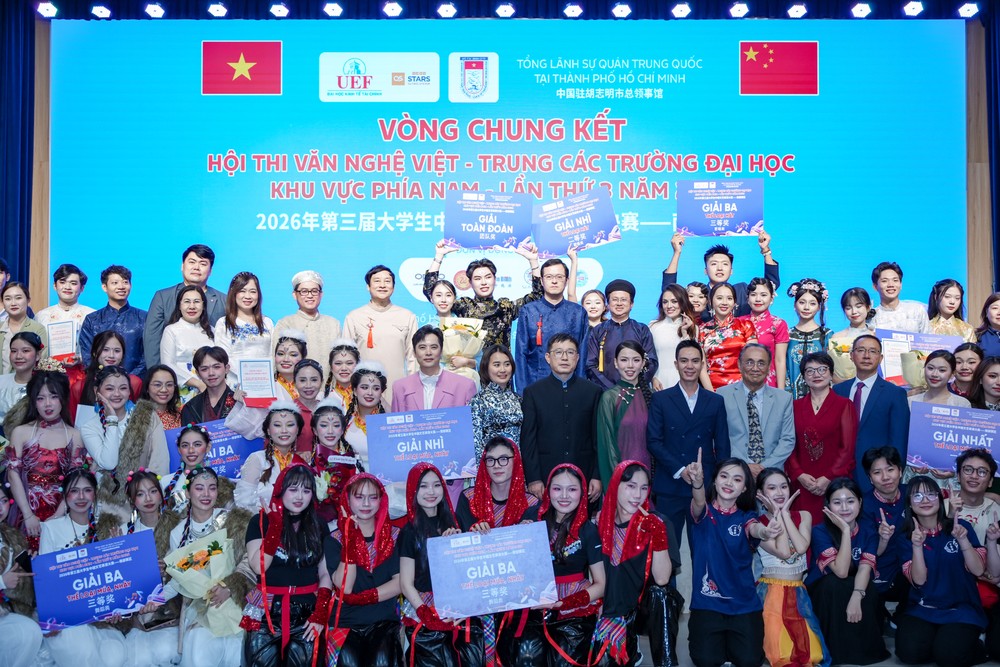 嘉宾与参赛学生合影留念。