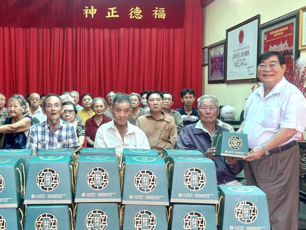 福建二府会馆理事长彭伟强向高龄乡亲和孤寡长者赠送端午节礼物。