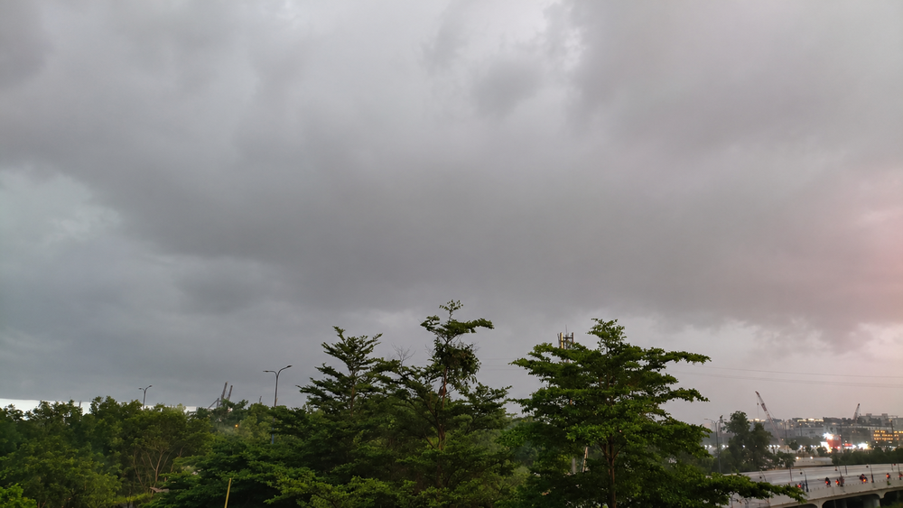 6月18日下午，胡志明市出现雷阵雨天气。