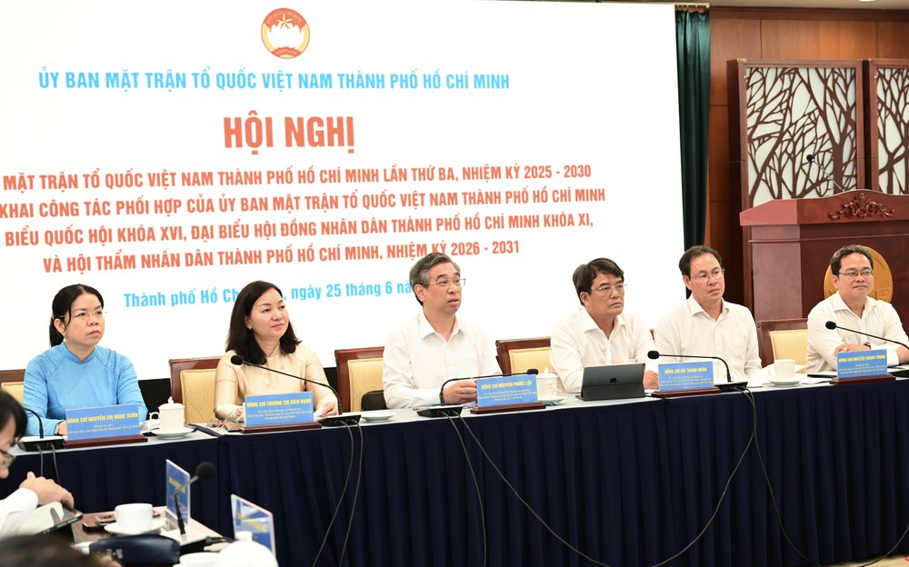  市委副书记、市越南祖国阵线委员会主席阮福禄与市越南祖国阵线委员会常务处成员共同主持会议。