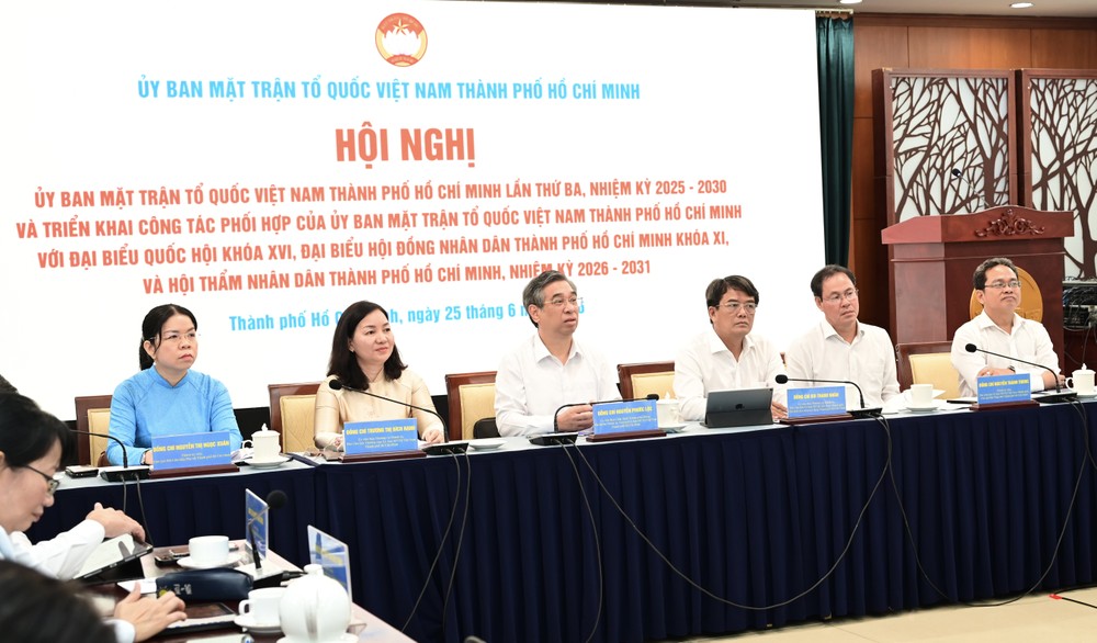 市委副书记、市越南祖国阵线委员会主席阮福禄与市越南祖国阵线委员会常务处成员共同主持会议。