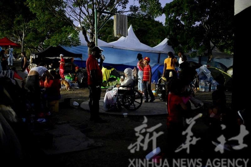 受地震影响的民众。