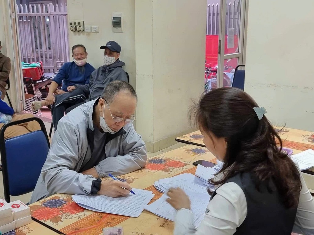 向领取对象发放退休金。