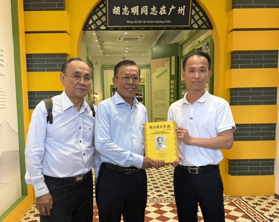 代表团参观“胡志明同志在广州”展馆，并获馆方赠送书籍。