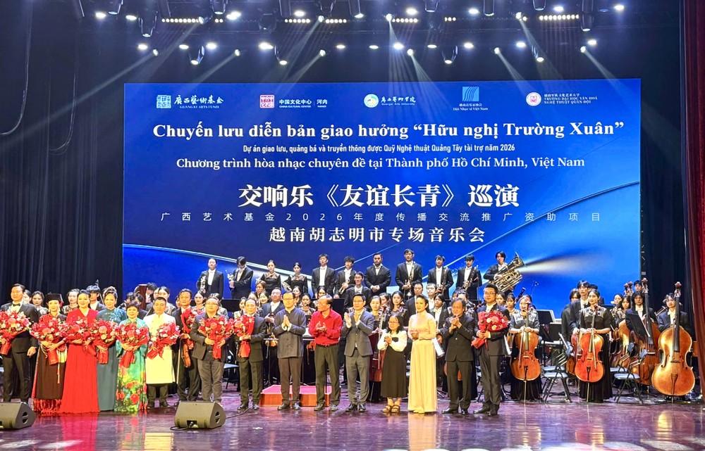 越中双方领导和全体演职人员合影留念。