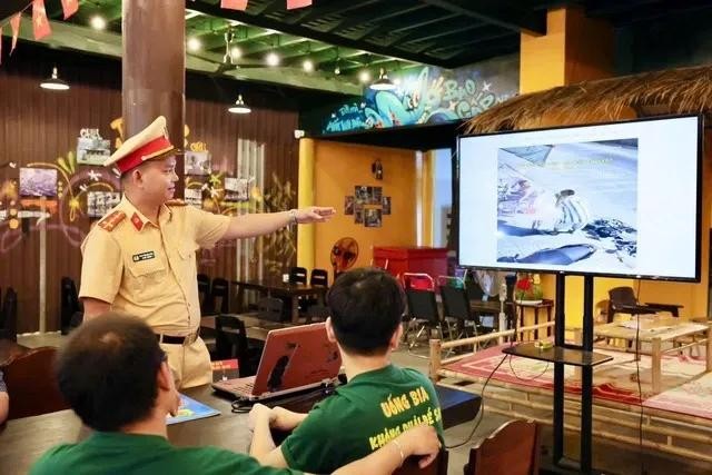 棋盘交警队干部在提供酒类服务的餐饮场所宣传。图源：PC08