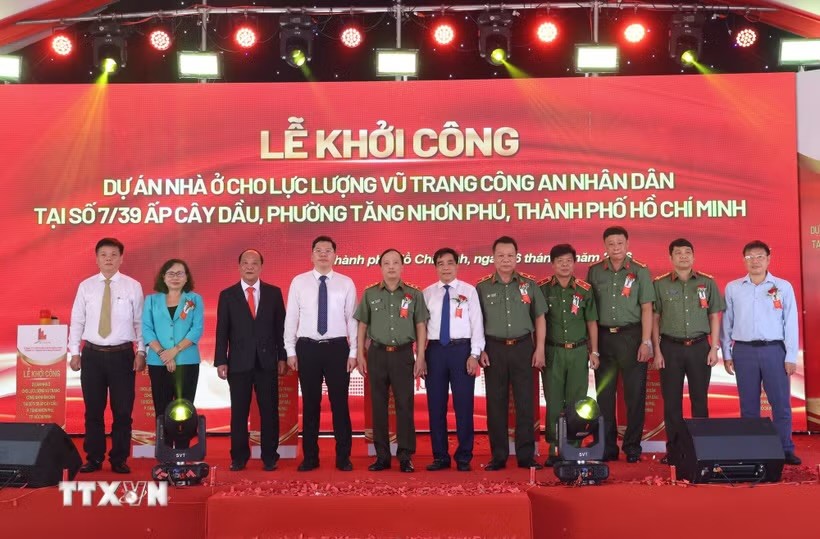 公安部、胡志明市领导，各厅、部门及投资方代表出席项目动工仪式。（越通社红达摄）