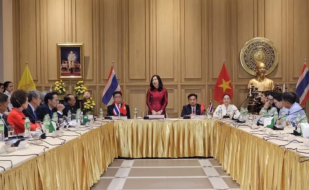 越南外交部副部长黎氏秋姮在泰国东北部乌隆他尼府与当地越南人社群交流。图自越通社。