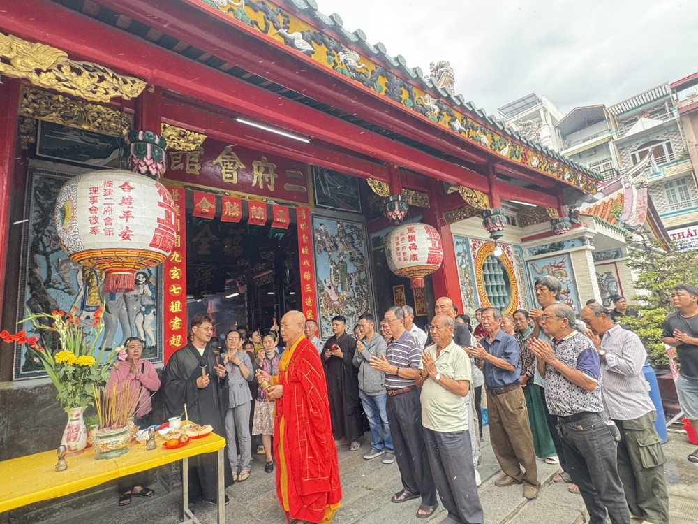 二府会馆盂兰普渡胜会法事由龙华寺住持释慧功和尚主持。