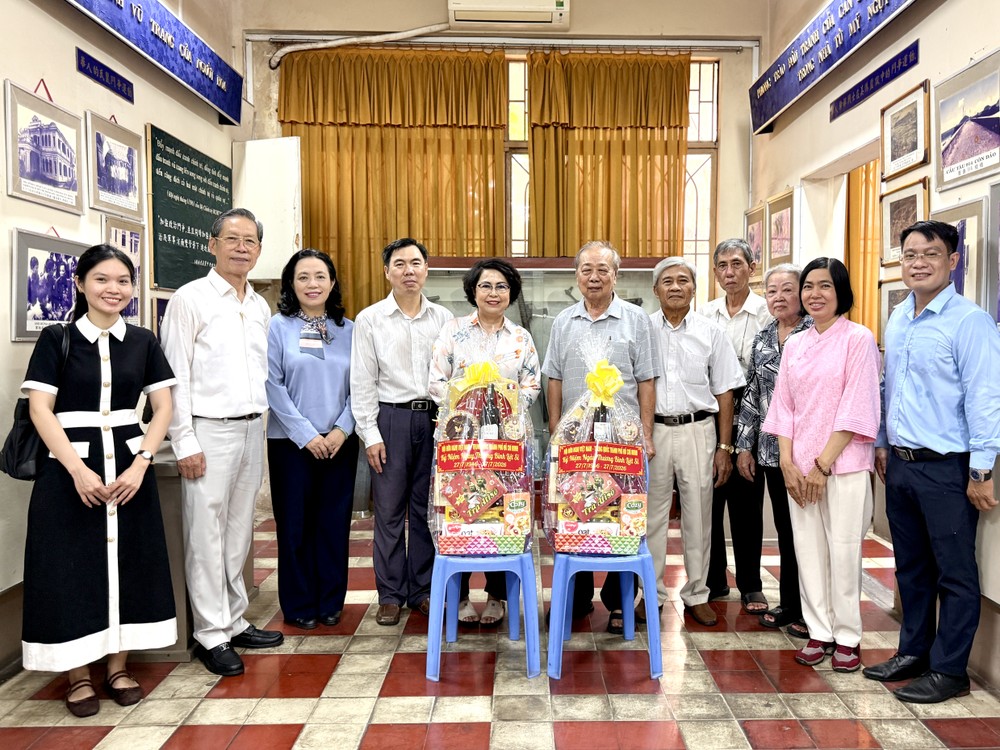 市越中友协代表团与市华人抗战传统俱乐部成员合影留念。VD摄
