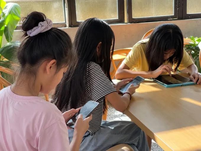 儿童过早和过度接触手机，将降低学习和沟通能力。AI示意图。