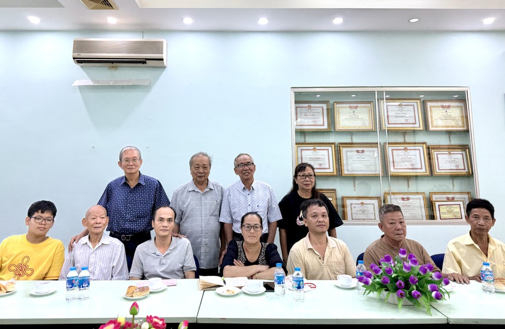海南会馆理事会代表与海南乡亲烈士家属合影留念。VD摄