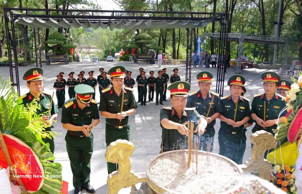 由第四军区司令何寿平中将率领的工作组前往长山国家烈士陵园献花和上香缅怀各位英烈。图自越通社