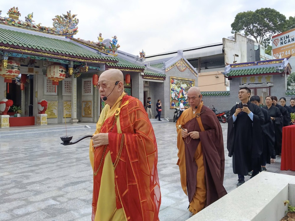 草堂禅寺住持释了明法师率僧众绕境洒净。