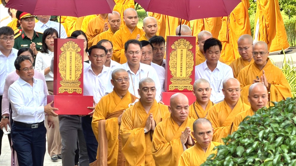 各位高僧大德、僧尼与各界代表举行迎请英雄烈士灵位进入胡志明市越南佛教学院（平利乡）大雄宝殿仪式。图：黄雄 