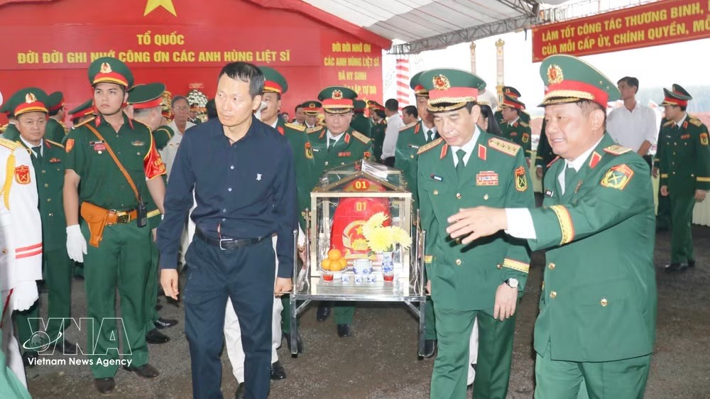党中央政治局委员、政府副总理、国防部长潘文江大将出席活动。图自越通社