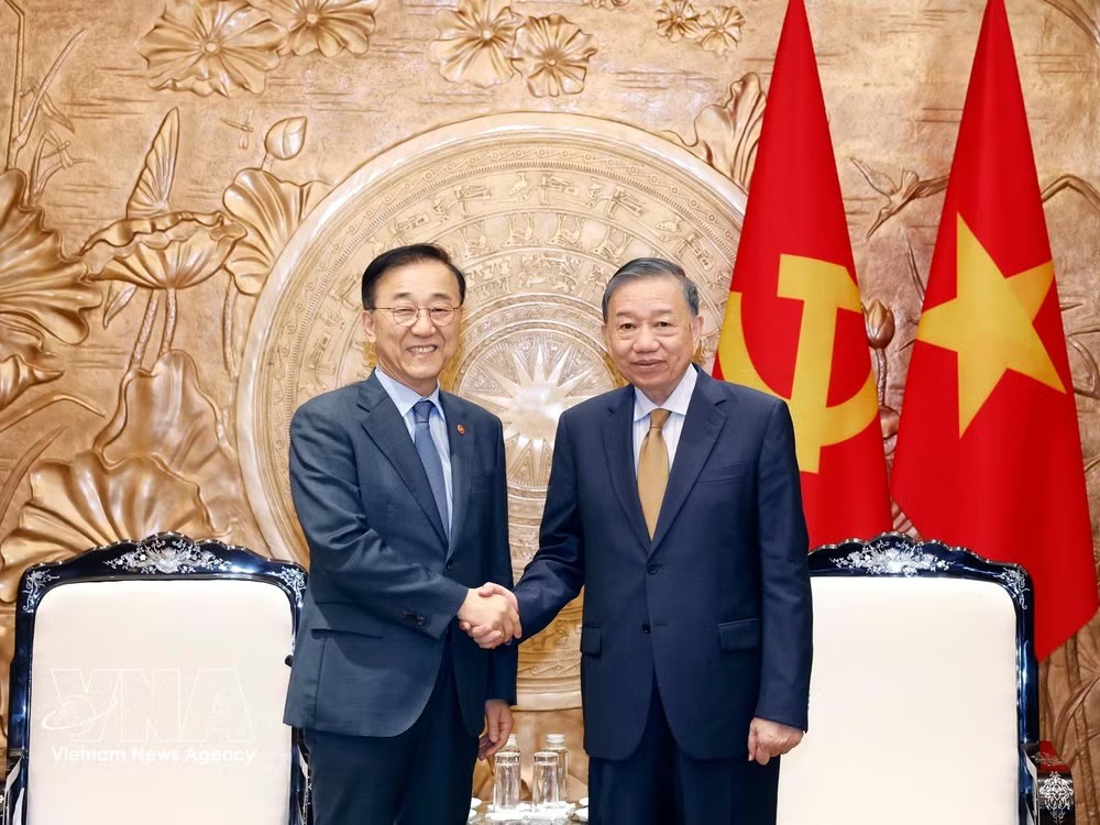 党中央总书记、国家主席苏林会见韩国国土交通部长官金允德。图自越通社