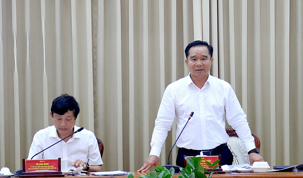 市人委会主席阮文得在会议上发表指导讲话。