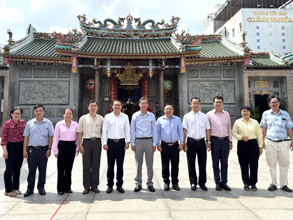 市民族与宗教厅领导团与义安会馆理事会代表合影。VD摄