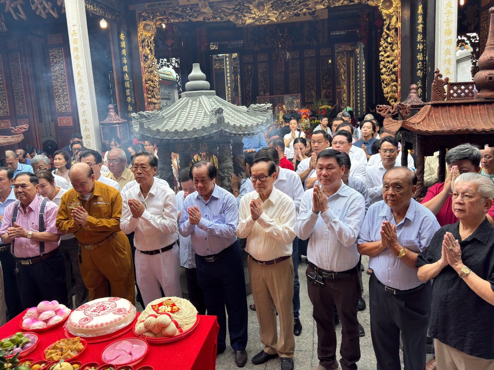 义安会馆理事会与各界嘉宾及善信虔诚祈福。