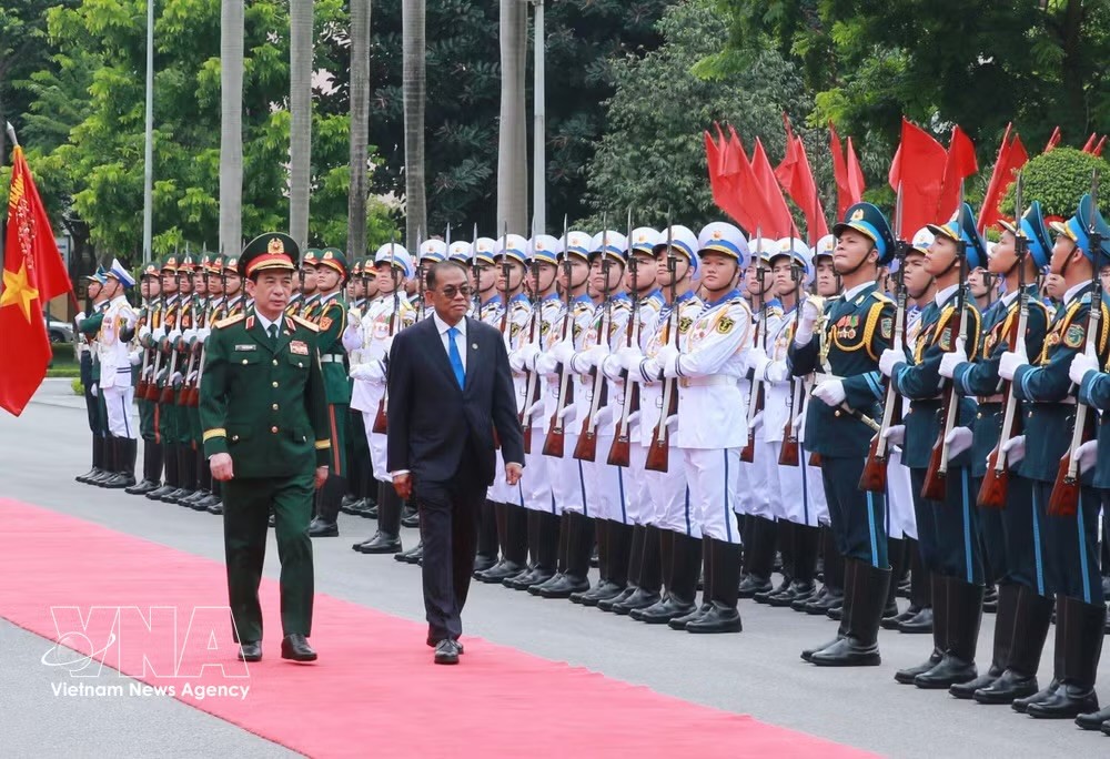 越南国防部长潘文江大将在国防部驻地主持仪式，欢迎穆罕默德·哈立德·努尔丁部长一行访越。图自越通社